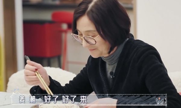 麦迪娜的婆婆偷吃鸡腿,姜潮一脸茫然,节目组也救不了场!