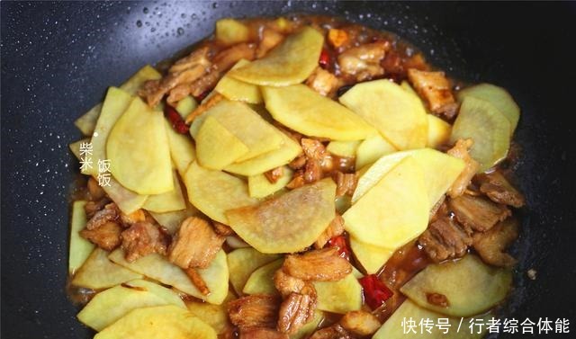 土豆炒着吃,搭配这3样,鲜香又开胃,炒一大盘不够吃