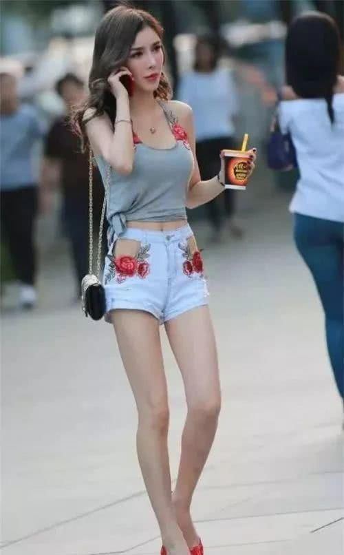 街拍小姐姐喜欢穿另类裤子,两个隐形裤兜看着真有趣