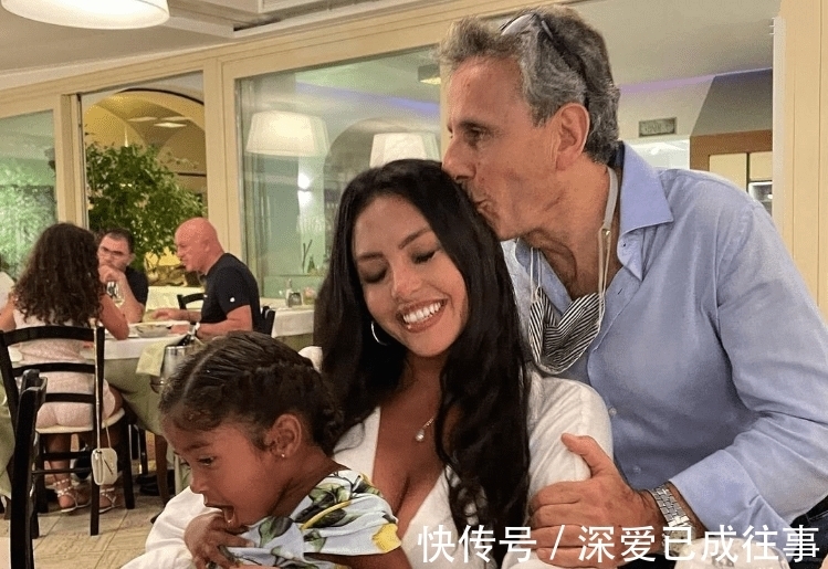 碧昂丝|瓦妮莎全家出游,大女儿脏辫抢眼,两小女儿神似科比!