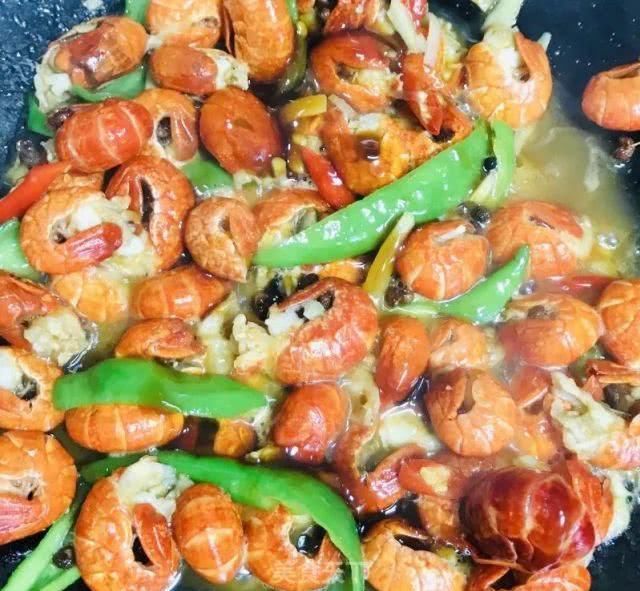 麻辣小龙虾紧实饱满,麻辣鲜香,超过瘾