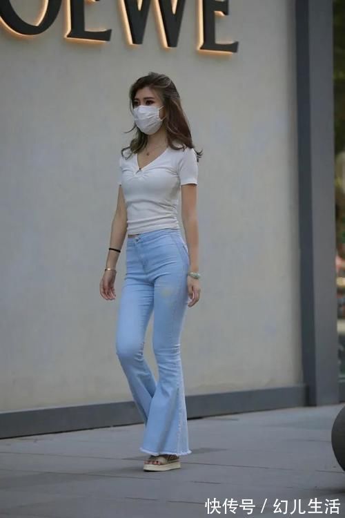 v领|小姐姐穿白色V领修身T恤,搭配紧身牛仔裤,尽显休闲时尚风格