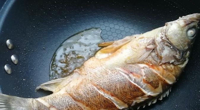不管煎什么鱼,煎鱼前多做一步,鱼皮不破不粘锅,肉嫩还入味