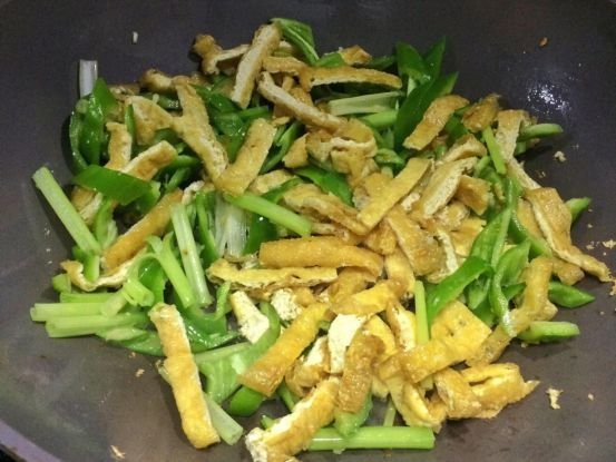 家常香辣芹菜豆腐菜，香辣开胃，营养美味，下饭还解馋