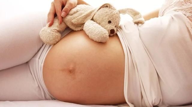 姿势|孕晚期的睡姿有讲究，这两种姿势虽然很舒服，却可能让胎儿受苦