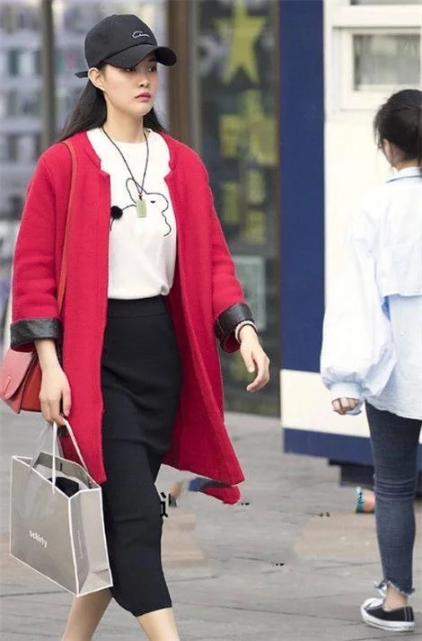 街拍:娇嫩丰盈的小姐姐,紧身背心配牛仔短裤,尽显优雅的女人味