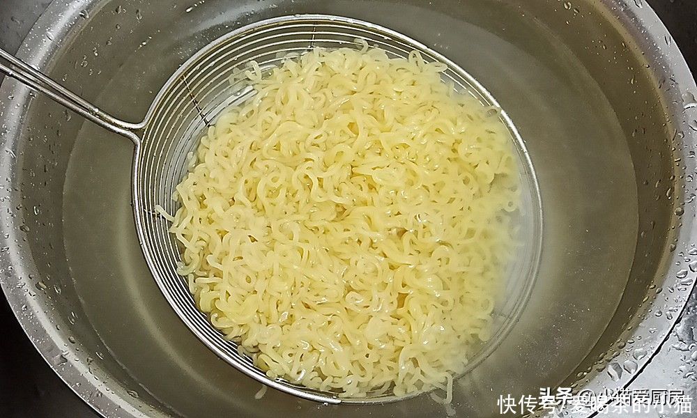 麻辣|夏天炎热，可以尝试一下这道凉拌泡面的神仙吃法，鲜香麻辣爽口