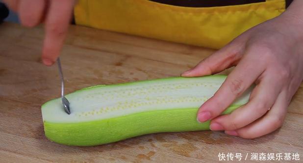 西葫芦里面加4个鸡蛋,不用炒不凉拌,招待客人,比吃肉都过瘾