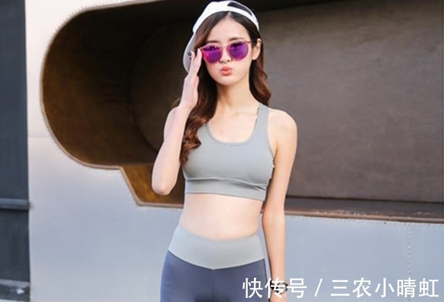 打底裤|街拍：打底裤小姐姐突显身材曲线时尚美，展现现代女性都市感