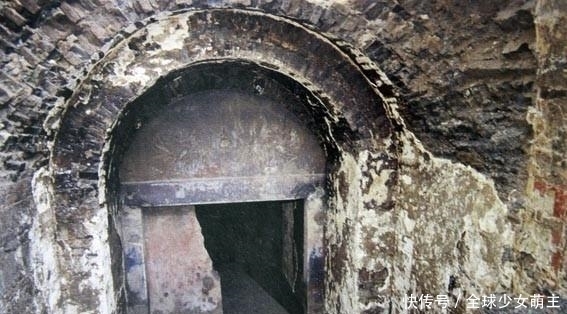 猪圈|村名举报猪圈频频遭盗,专家一检查,才发现猪圈底下住着一位皇帝