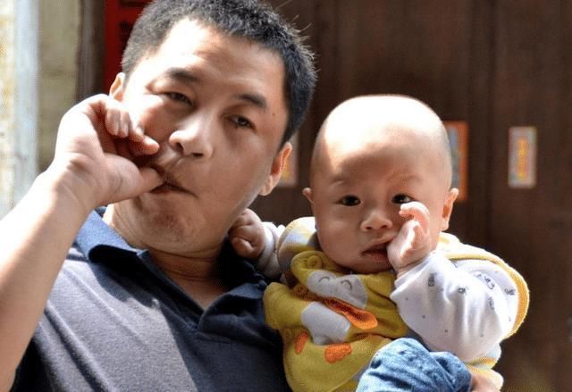 小宝宝|爸爸身负重任,在家独自一人带娃,妈妈回家突袭检查后哭笑不得