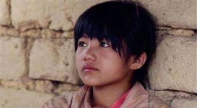 变形记农村小女孩:被富豪认作干女儿和城市哥哥同住,后怎样