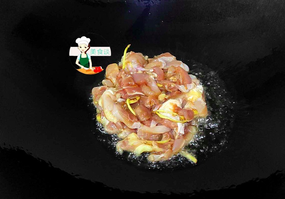 鸡腿肉别老红烧了,学会此做法,简单炒一炒,上桌胃口大开,特香