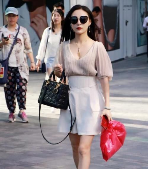 搭配|街拍:小姐姐清爽的衬衫搭配鱼尾裙,舒适的同时尽显优雅气质