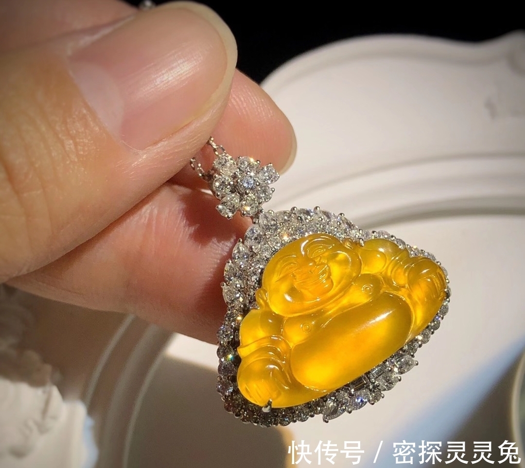 手镯#它自带高贵被称为“金翡翠”,如阳光般的温暖,给人庄重典雅之感