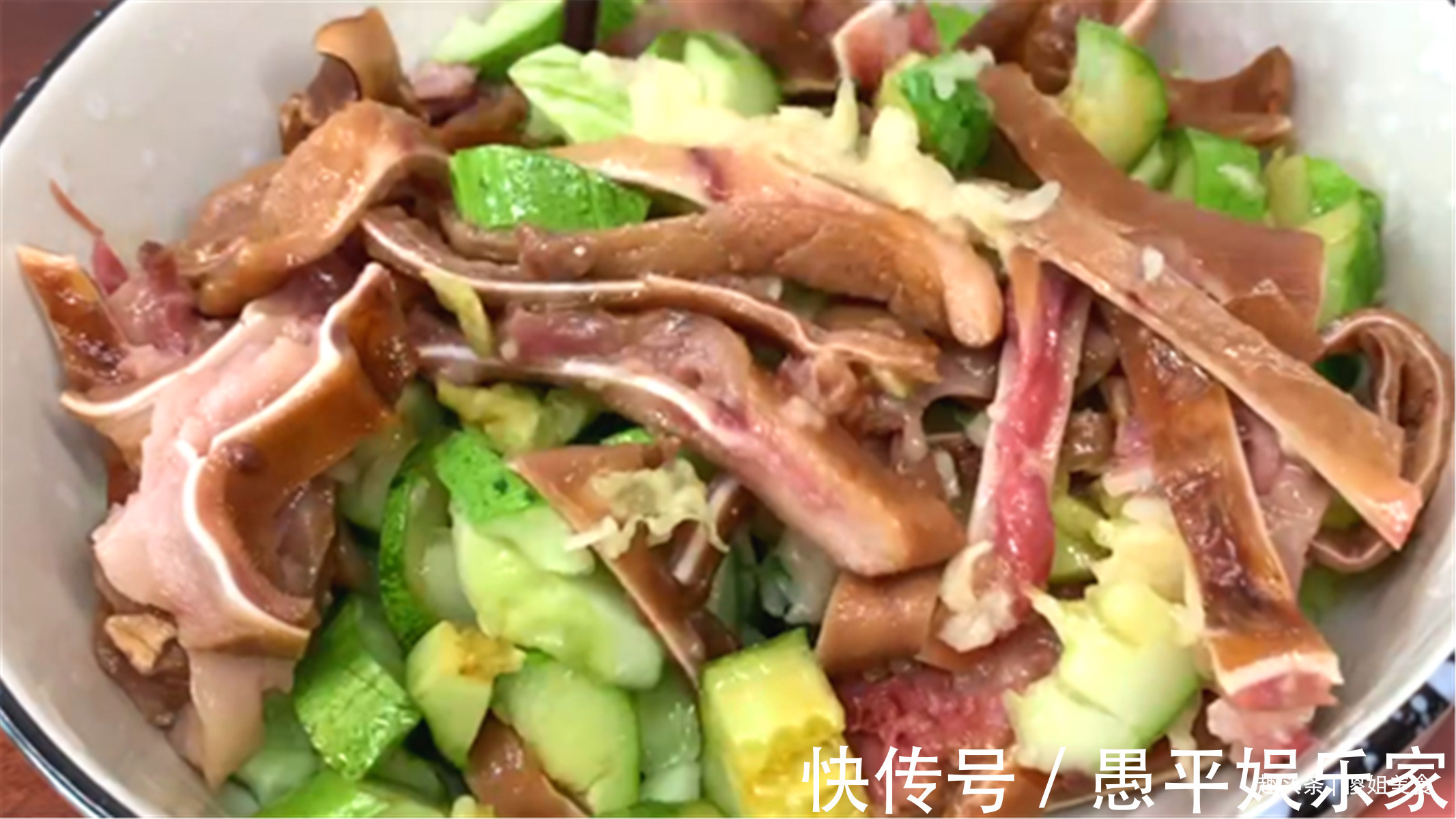 卤猪耳朵|菜市场遇见此菜别手软，营养很全面，和黄瓜拌一拌，好吃又解馋