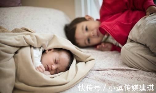 jj|28岁被婆婆催生二胎, 顺产后护士出来报喜, 全家听完想打人