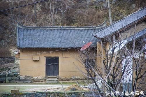 公鸡|寻访秦岭铁铜沟，这排老房子很好看，屋檐下色彩丰富，有红也有黄