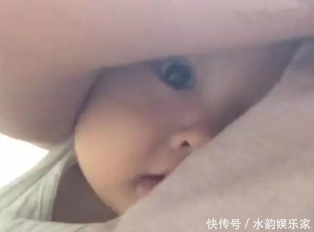 姿势|爸爸哄孩子半个小时以为睡着了，妈妈走近一看，忍不住笑出声