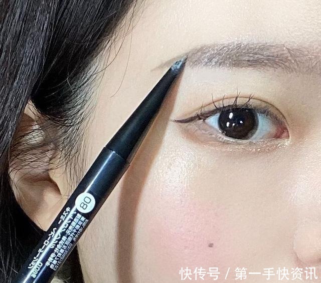 化妆|8个新手实用化妆技巧详解!遮瑕零色差&不卡纹,画出无瑕底妆