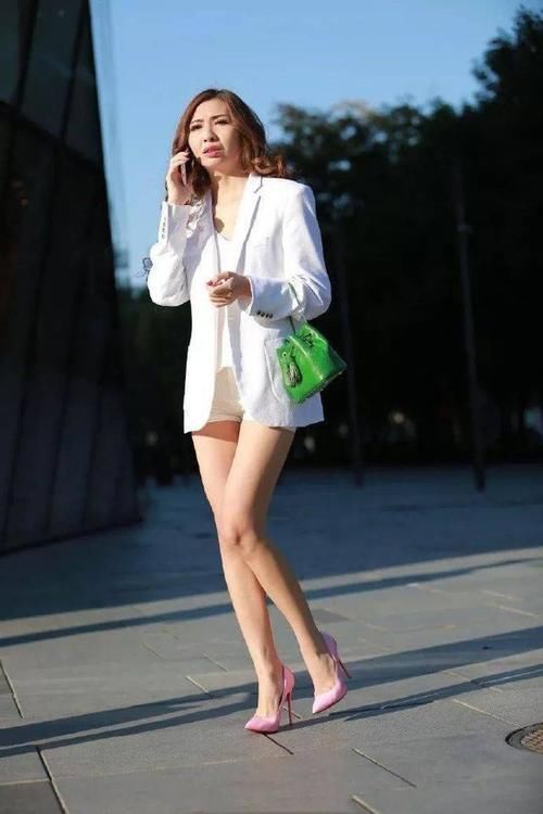 女神穿上一双粉红色的尖头高跟鞋，让她显得更加的青春与靓丽