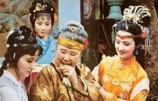 凤姐&《红楼梦》平儿的一句话,当场薛宝钗伪善面具,被撕裂了!