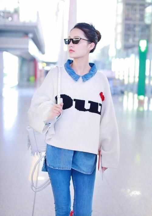 李沁|宽松毛衣，叠穿牛仔衬衫走机场，气质时尚又洋气！