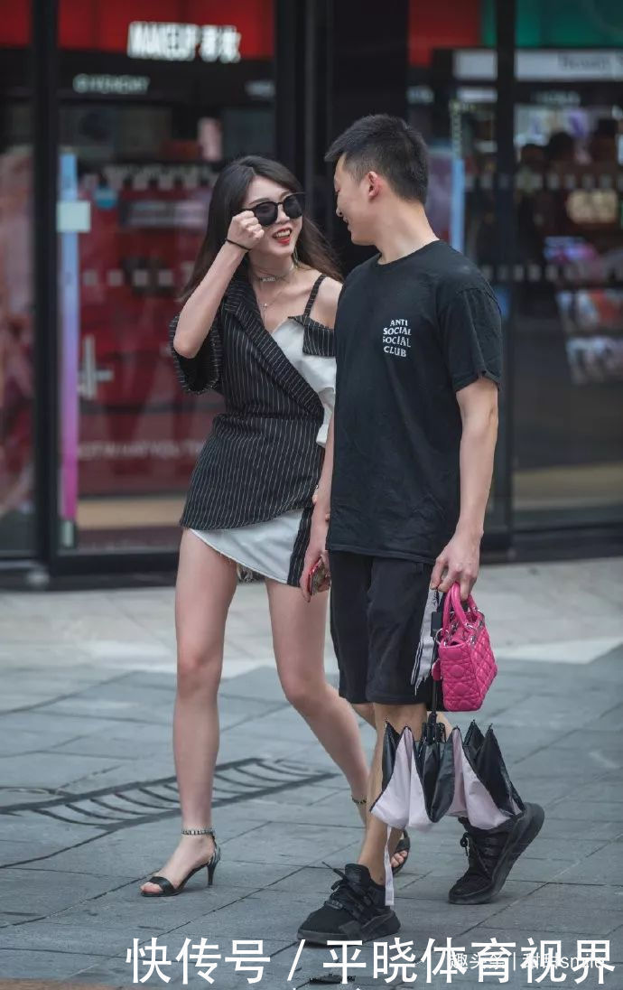 美女脚上一双防水台的高跟凉鞋,让她看上去更加的有女人味