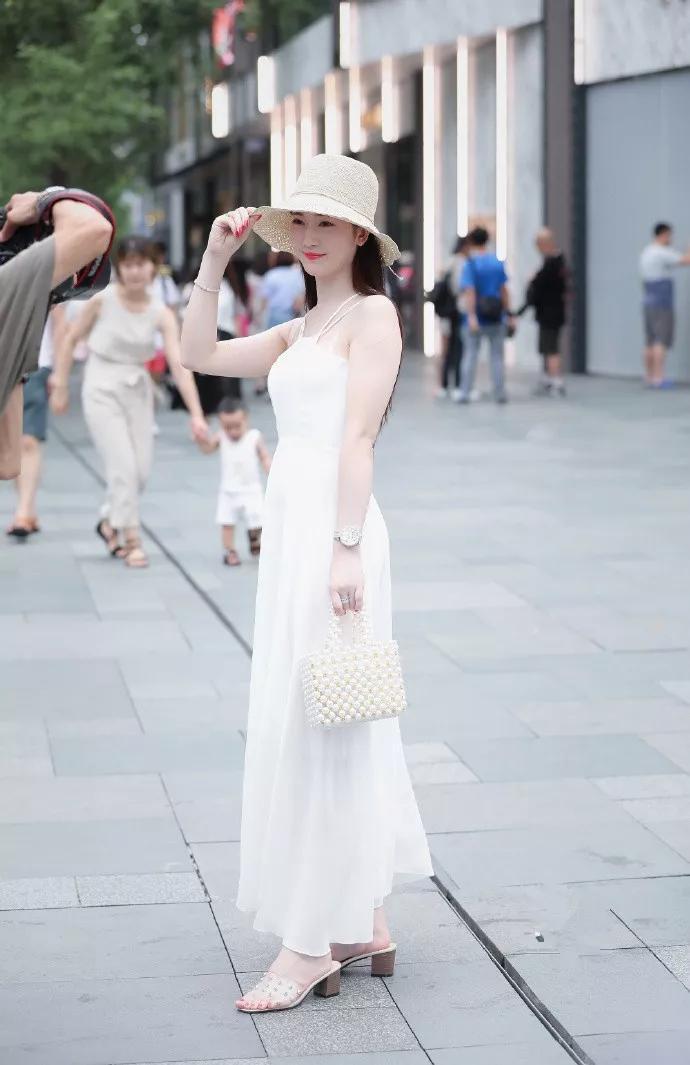 美女|气质美女搭配高跟鞋,显高时尚又魅力