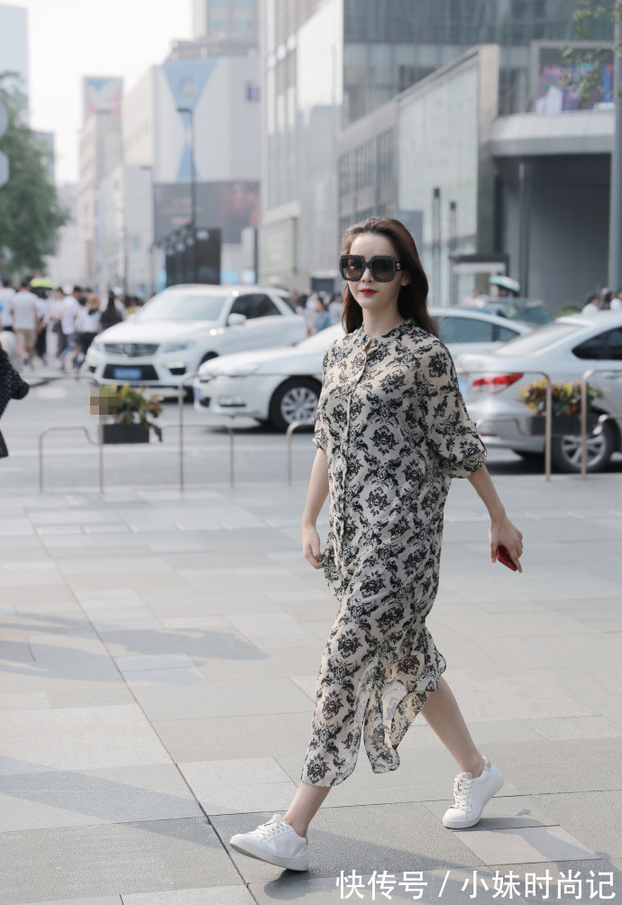 成都街拍,白衬衫搭配黑色短裤,简约大方又不失性感