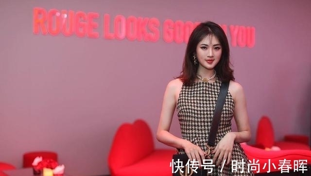 千鸟格|华为小公主姚安娜真放得开,穿千鸟格连衣裙前面优雅,后背惊艳