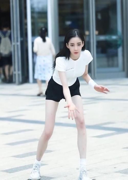 轮廓|白T恤搭配黑热裤，色彩分明，光看轮廓就很美