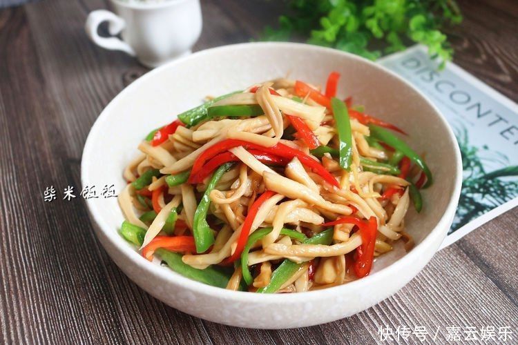 这三样一起炒,又鲜又脆,吃一口鲜嫩多汁,比肉嚼起来更香