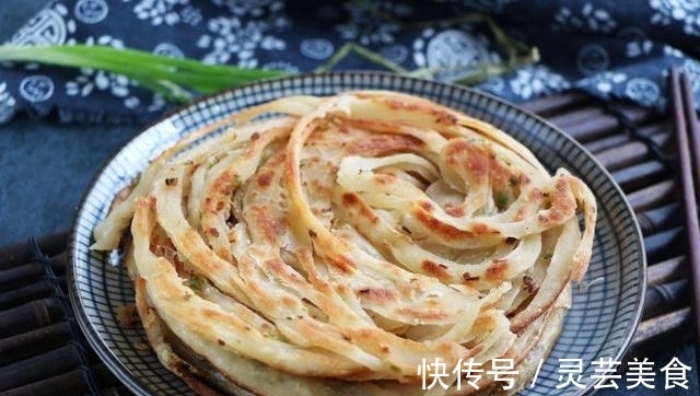 做法简单的烙饼，不用揉面不用发面，外酥里嫩热乎乎的才好吃