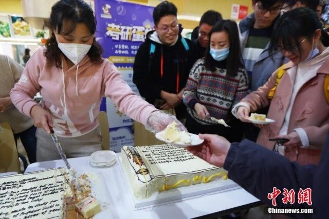 泱波|南京航空航天大学派发“考研蛋糕”祝福考生