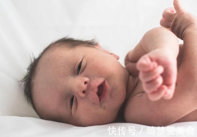 宝宝们|宝宝“高难度睡姿”火了,宝妈掀开被子后:这娃已打通任督二脉?