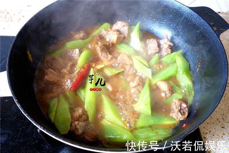 青笋烧排骨，做法简单，上桌被疯抢，连汤也不剩，美味又下饭
