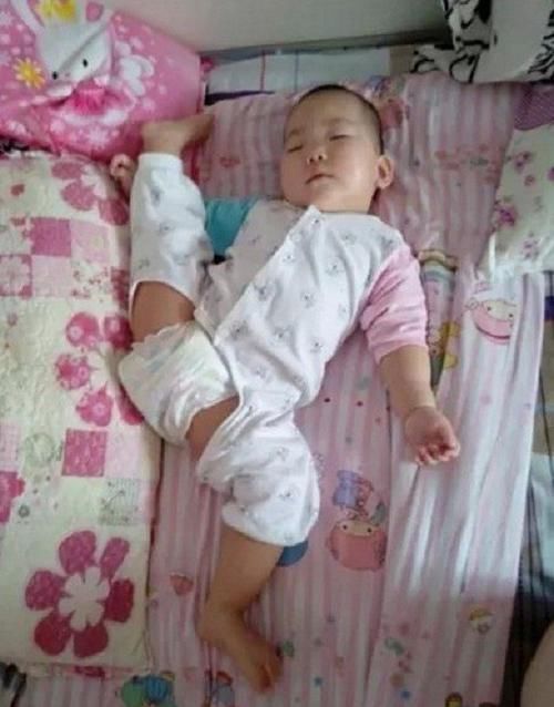睡姿|不掀开被子,永远不知道宝宝的睡姿有多“销魂”,宝妈们笑翻了