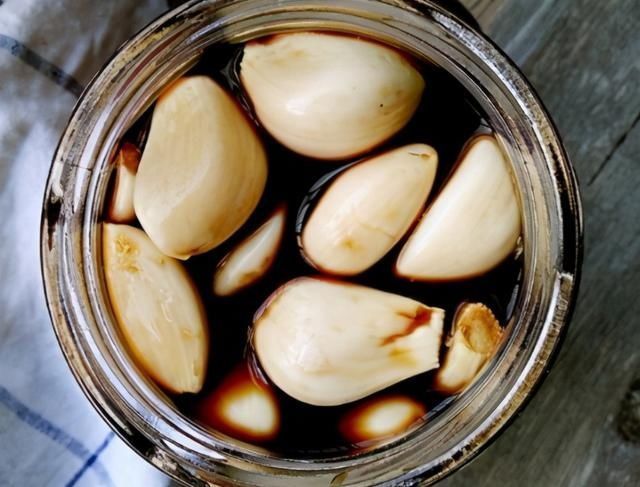 腌腊八蒜，别只会放醋，多加1个技巧，2天就变绿，香又脆还解腻