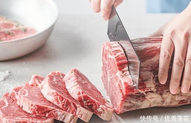 吃不饱|外国人吃一块牛排就饱了,在中国吃火锅上3盘肉,还是吃不饱