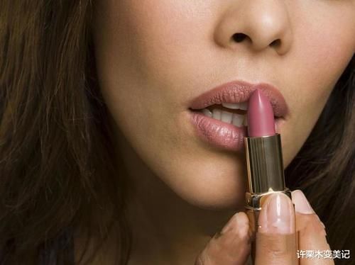 化妆|涂口红时,最好避开3个“低级错误”,很多女生不懂,难怪老掉色