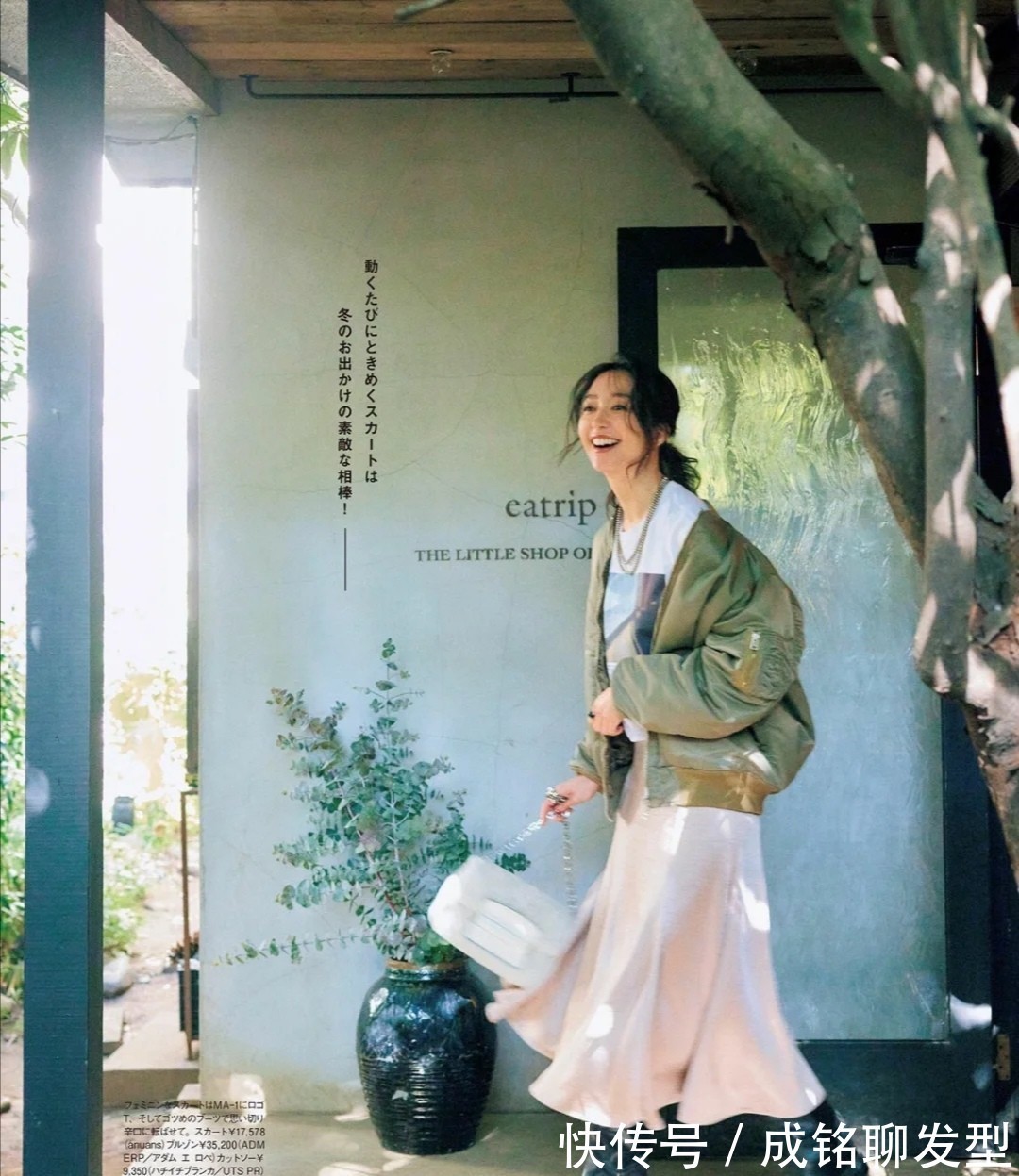 羽绒服|四五十岁的女人别总穿黑白色!今冬绿色大衣很流行,减龄又显贵