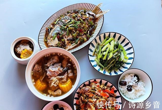 俩口子的午餐鱼肉搭配排骨汤,成本不多营养高,吃饱吃好人舒服!