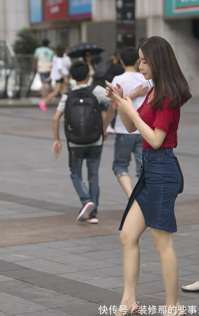 中长发 美女脚上半透的丝袜,搭配一双尖头高跟鞋,走路都充满着魅力