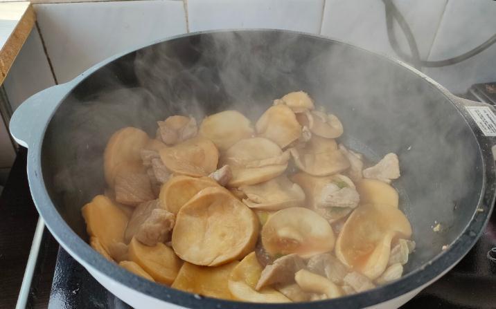 杏鲍菇这样做比肉都好吃，鲜香入味，下饭又解馋，家人吃不够