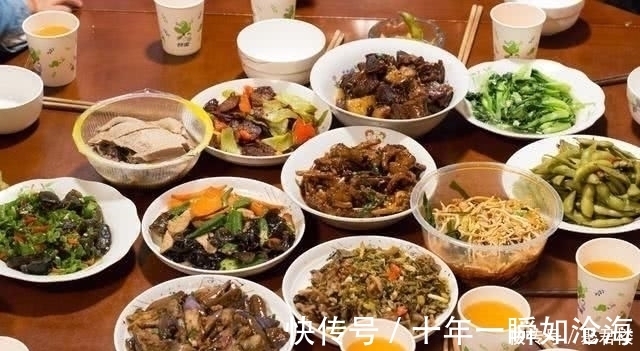 老家来亲戚，弟弟一家请吃饭，弟媳做了11个菜，大伙吃了一锅饭