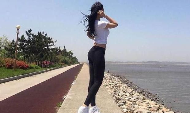  气质|街拍成熟迷人的紧身打底裤美女，尽显苗条身材曲线！