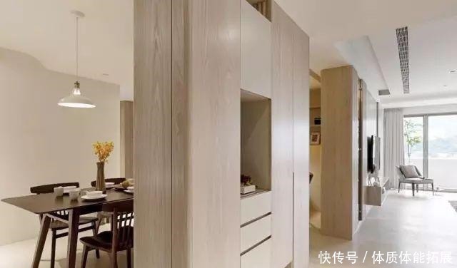 正对客|入户见厅的户型，玄关就该这样设计，不占地方又显得整齐，挺实用！