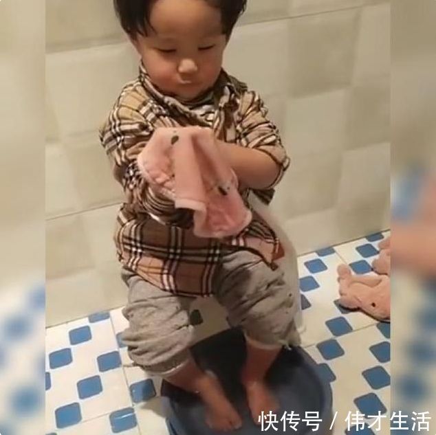 走红|“迷糊宝宝”擦脚走红,两只脚擦半小时也没干,网友:耐心一百分