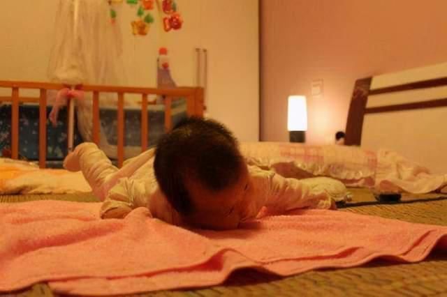 父母|“2个月抬头,6个月坐”,1岁以内宝宝发育表,你家娃达标了没